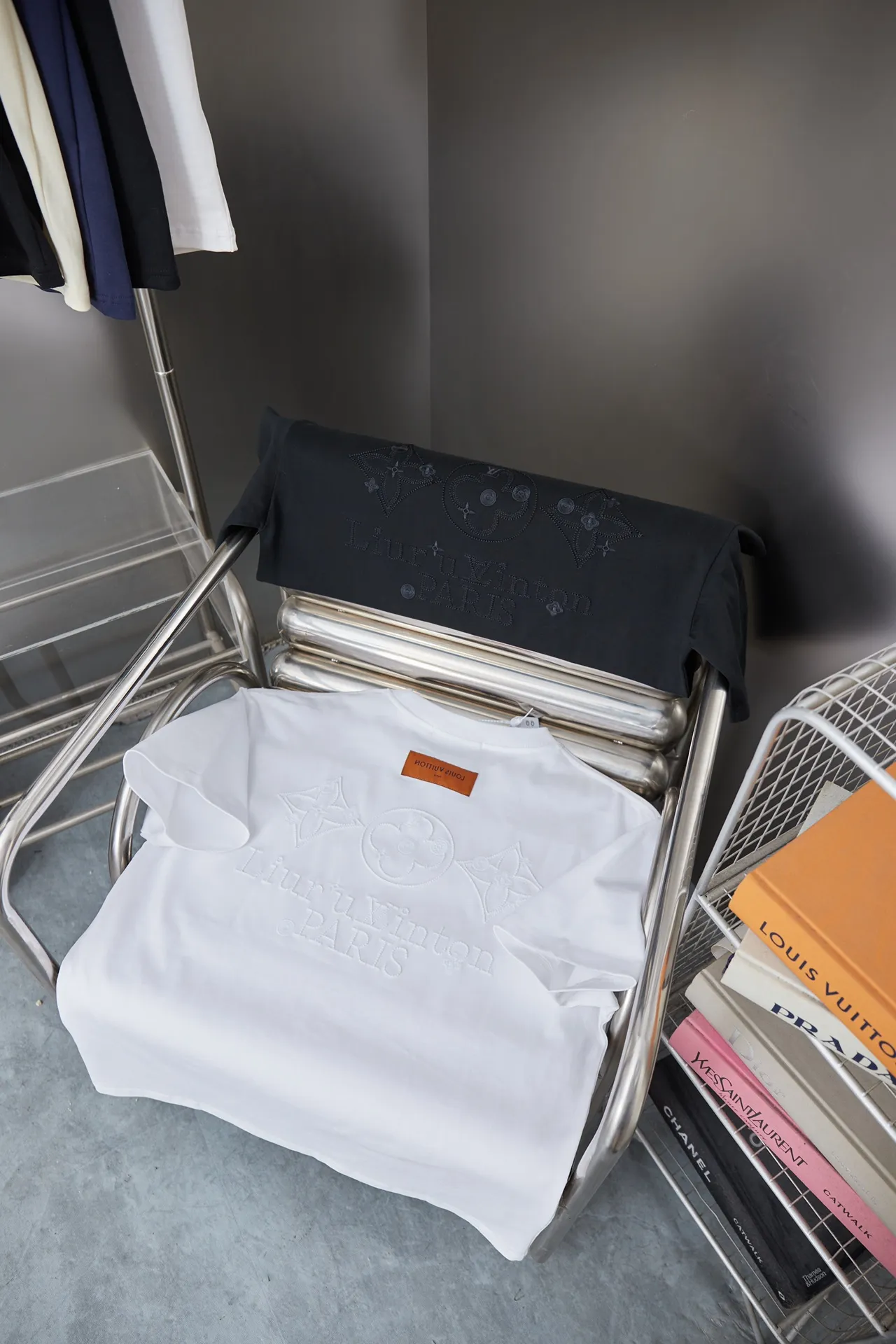 🅿️180 1V 25SS early spring new style embroidered LV letter short sleeves light luxury essential item for daily commuting for men and women Correct version Welcome to compare Detailed features · 320g 100% pure cotton double yarn jersey fabric · Special thickened 32 pieces of double-strand 1X1 thread in the same vat · Imported Tajima machine hollow show embroidered LV letter technology · Double needle stitching and cross-stitch technology · Original main mark, washable tag, brand moisture-proof paper packaging Color: black/white Size: S/M/L/XL